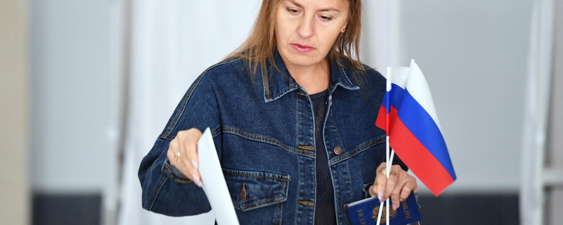 A woman casts her ballot during the referendum on the joining of Donetsk and Lugansk People's Republic and Zaporozhye and Kherson regions of Ukraine to Russia, at the polling station in Melitopol, Zaporozhye region - Sputnik India, 1920, 11.03.2024