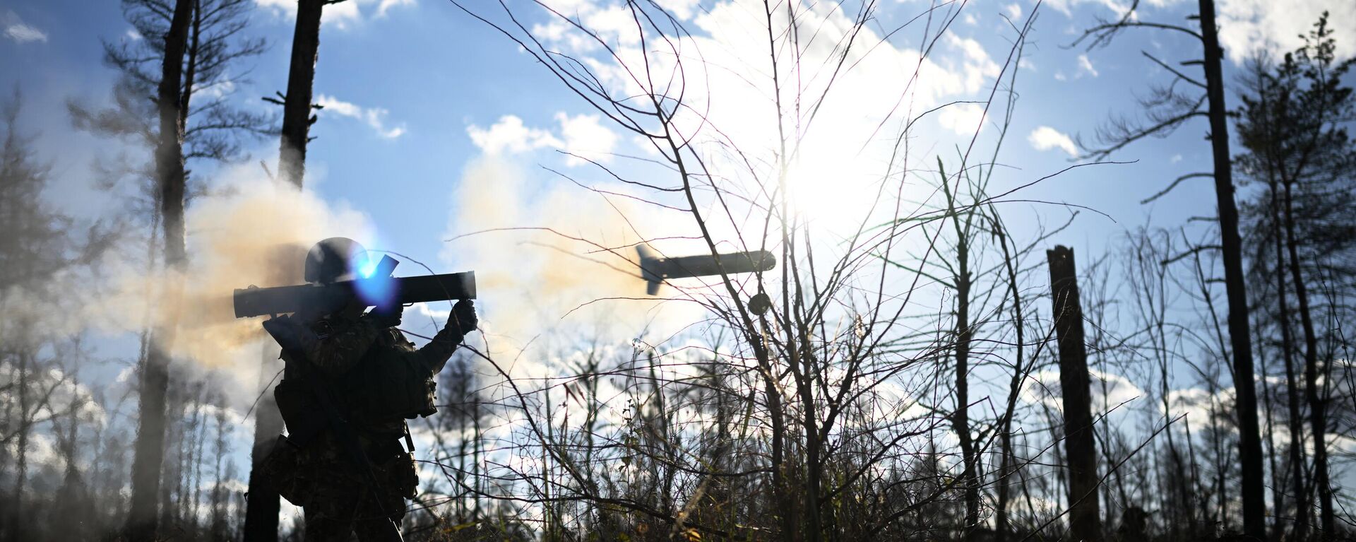 A serviceman of Russian Airborne Forces fires a Shmel (Bumblebee) RPO PDM-A flamethrower during a combat exercise at a training ground, in the course of Russia's Military Operation in Ukraine, in Russia. - Sputnik भारत, 1920, 12.03.2024