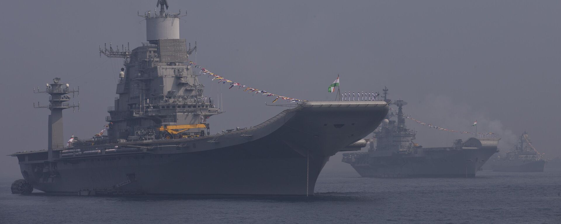 ndian aircraft carrier Vikramaditya is photographed in the foreground during the final rehearsal of International Fleet review in Vishakapatnam, India, Thursday, Feb. 4, 2016.  - Sputnik India, 1920, 30.04.2024