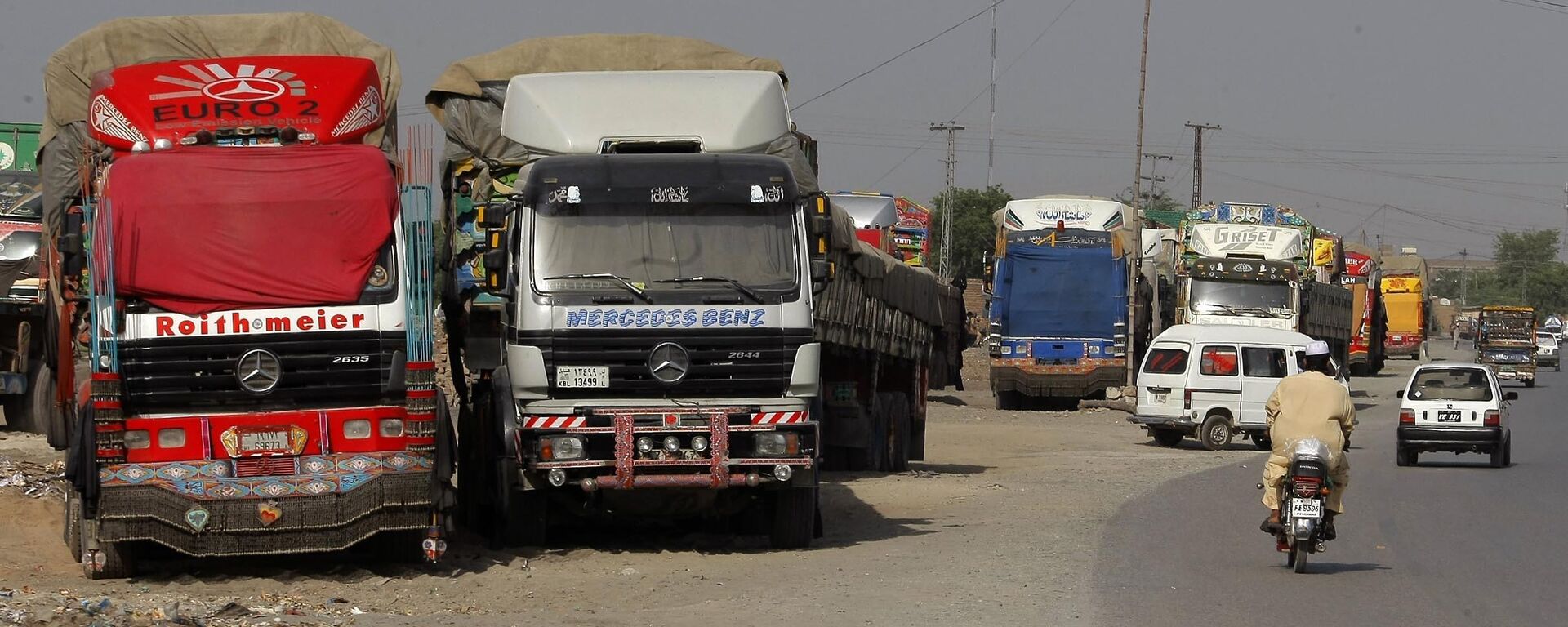 Afghanistan-bound cargo trucks stay parked outside Peshawar, Pakistan as the Torkham border to neighboring Afghanistan remains closed due to clashes, Tuesday, June 14, 2016. - Sputnik भारत, 1920, 29.05.2024