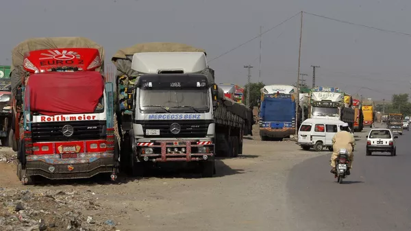 Afghanistan-bound cargo trucks stay parked outside Peshawar, Pakistan as the Torkham border to neighboring Afghanistan remains closed due to clashes, Tuesday, June 14, 2016. - Sputnik भारत