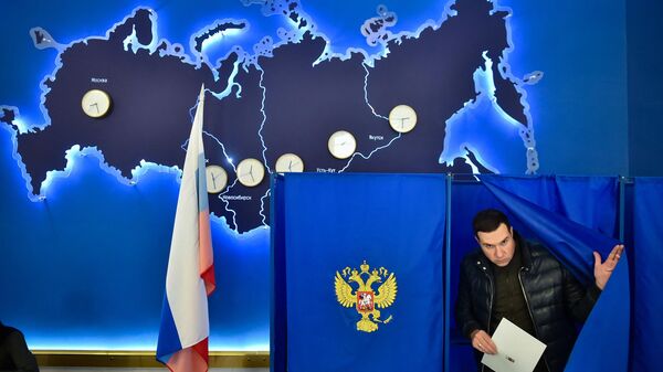 A man votes in Russia's presidential election in the Siberian city of Novosibirsk - Sputnik India