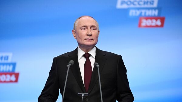 Vladimir Putin addresses journalists at his campaign headquarters. March 17, 2024 - Sputnik भारत