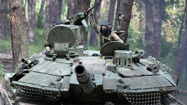 Танк Т-90М Прорыв подразделений ЦВО ВС РФ возвращается к месту базирования - Sputnik भारत
