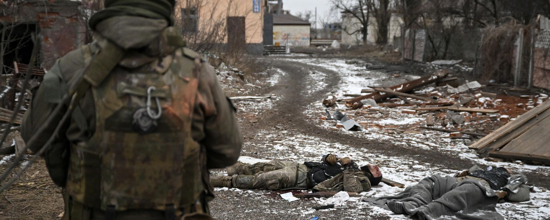 A Russian serviceman of the Central Military District stands next to bodies of dead Ukrainian soldiers amid Russia's military operation in Ukraine in the town of Avdeyevka near Donetsk, Donetsk People's Republic, Russia - Sputnik India, 1920, 02.06.2024