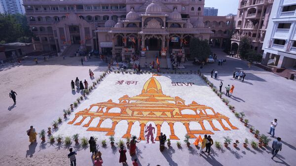 People looks at a huge floral design made to celebrate opening of a temple dedicated to Hindu deity Lord Ram in Ayodhya, in Ahmedabad, India, Monday, Jan. 22, 2024. - Sputnik भारत