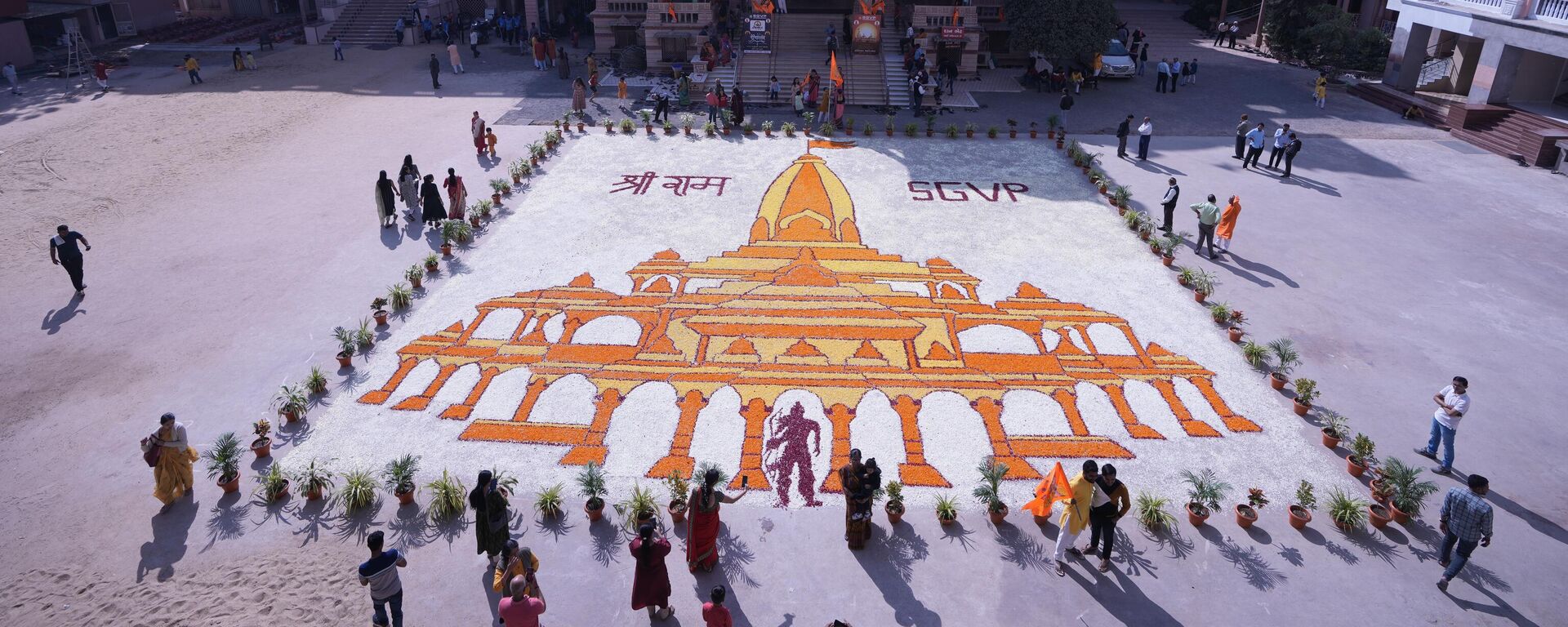 People looks at a huge floral design made to celebrate opening of a temple dedicated to Hindu deity Lord Ram in Ayodhya, in Ahmedabad, India, Monday, Jan. 22, 2024. - Sputnik भारत, 1920, 20.03.2024