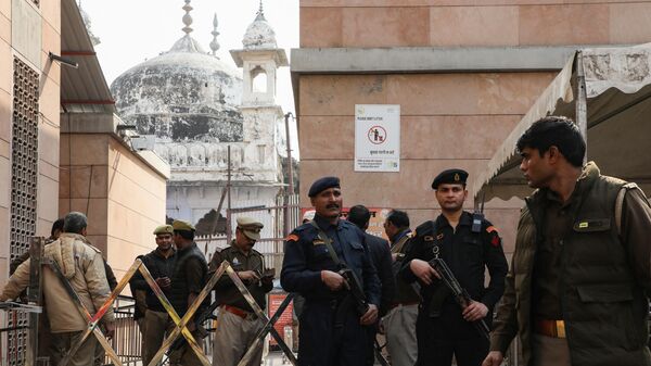 Security personnel stand guard near the Gyanvapi mosque in Varanasi on February 01, 2024. - Sputnik India