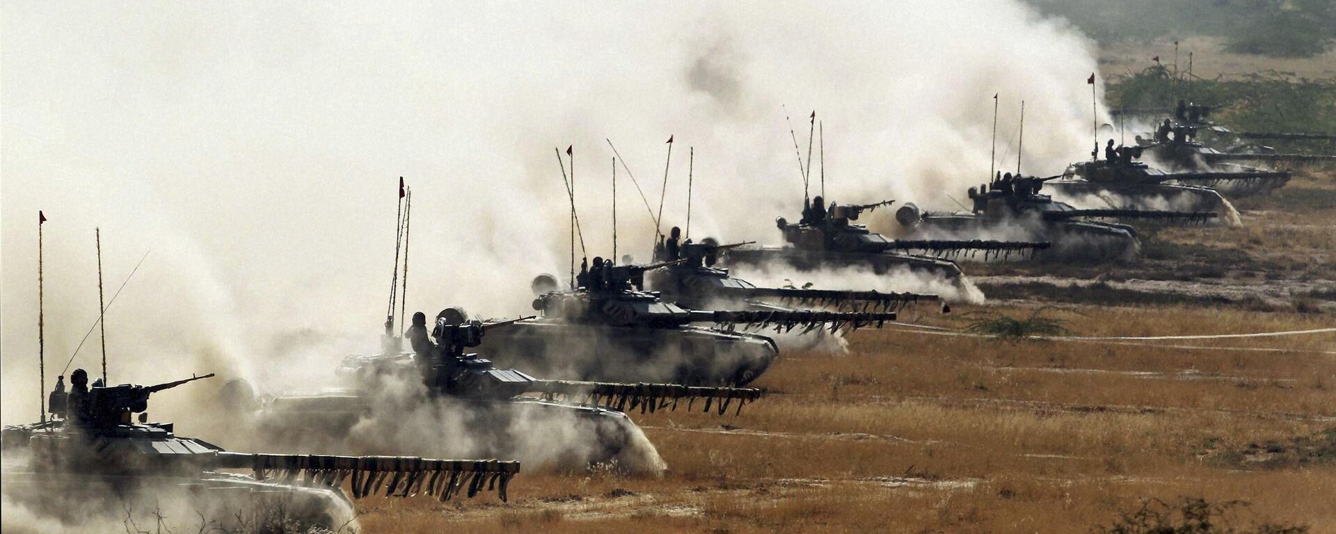 Indian army T-90 tanks roll during  exercise Sudarshan Shakti at Bugundi in Rajasthan state's Barmer desert   near the India Pakistan border, India, Monday, Dec.5, 2011. - Sputnik भारत, 1920, 20.03.2024