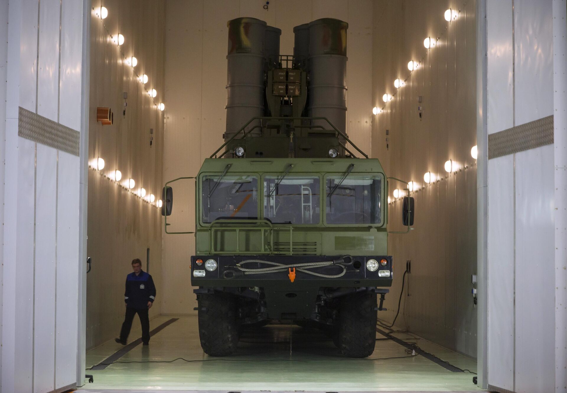 A S-400 air defense missile system stands in a testing camera during the opening of a testing facility in St. Petersburg, Russia, Friday, Jan. 23, 2015. The S-400 is Russia's latest long-range air defense missile system.  - Sputnik India, 1920, 25.04.2024