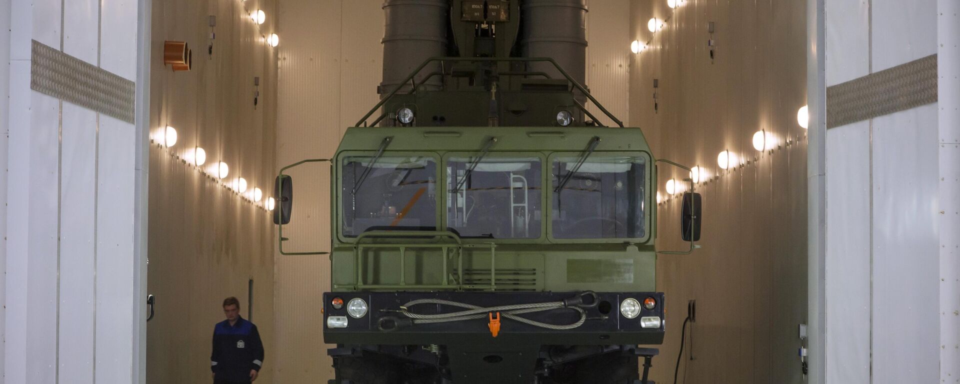 A S-400 air defense missile system stands in a testing camera during the opening of a testing facility in St. Petersburg, Russia, Friday, Jan. 23, 2015. The S-400 is Russia's latest long-range air defense missile system.  - Sputnik भारत, 1920, 21.03.2024