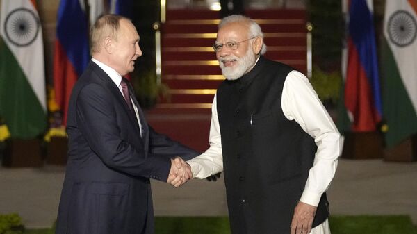 Russian President Vladimir Putin, left and Indian Prime Minister Narendra Modi greet each other before their meeting in New Delhi, India, Monday, Dec.6, 2021.  - Sputnik भारत