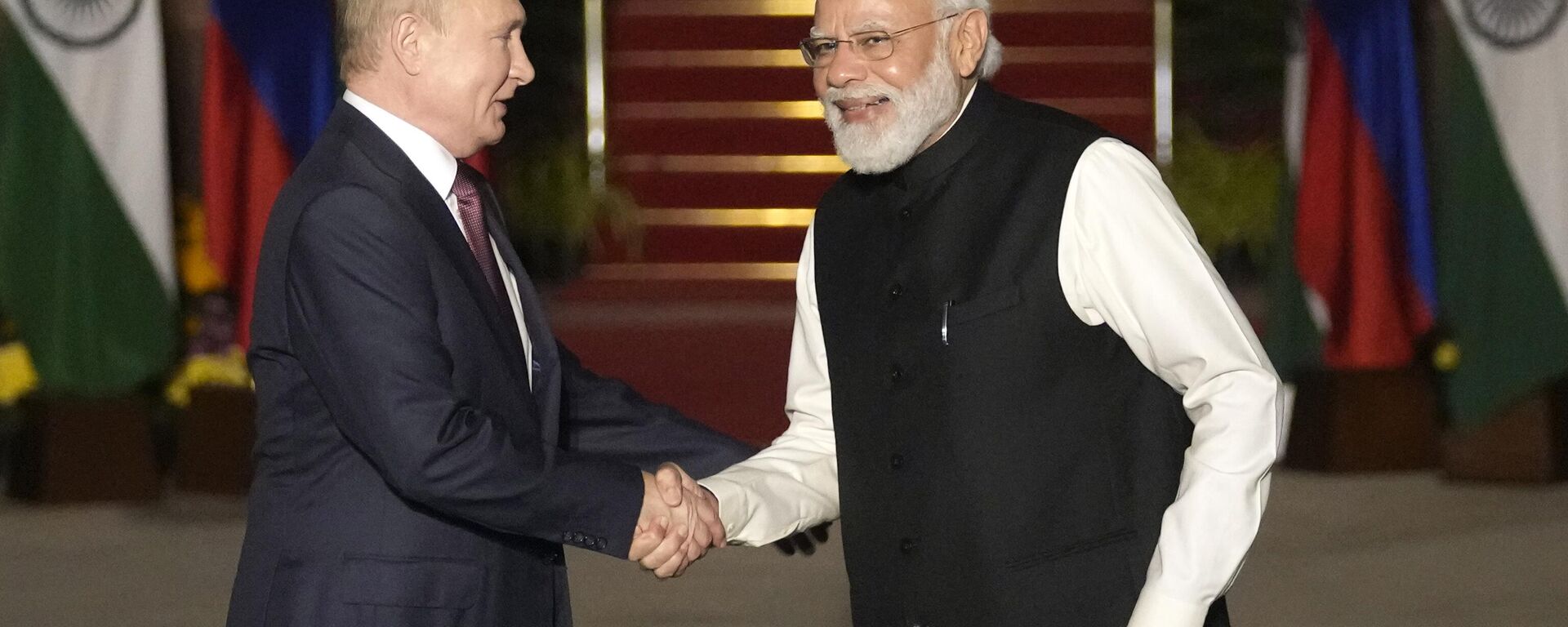 Russian President Vladimir Putin, left and Indian Prime Minister Narendra Modi greet each other before their meeting in New Delhi, India, Monday, Dec.6, 2021.  - Sputnik भारत, 1920, 27.04.2024