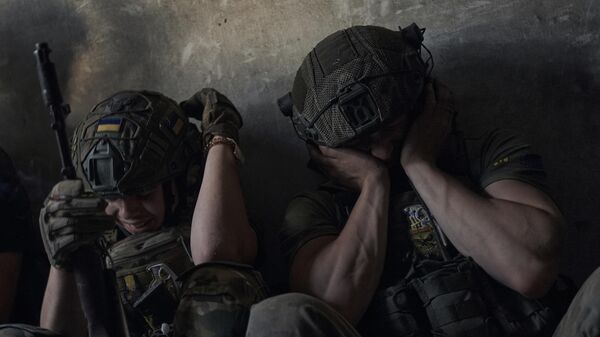 Ukrainian soldiers cover their ears to protect from the Russian tank shelling in a shelter on the frontline in the Zaporizhzhia region, Ukraine, Sunday, July 2, 2023 - Sputnik भारत