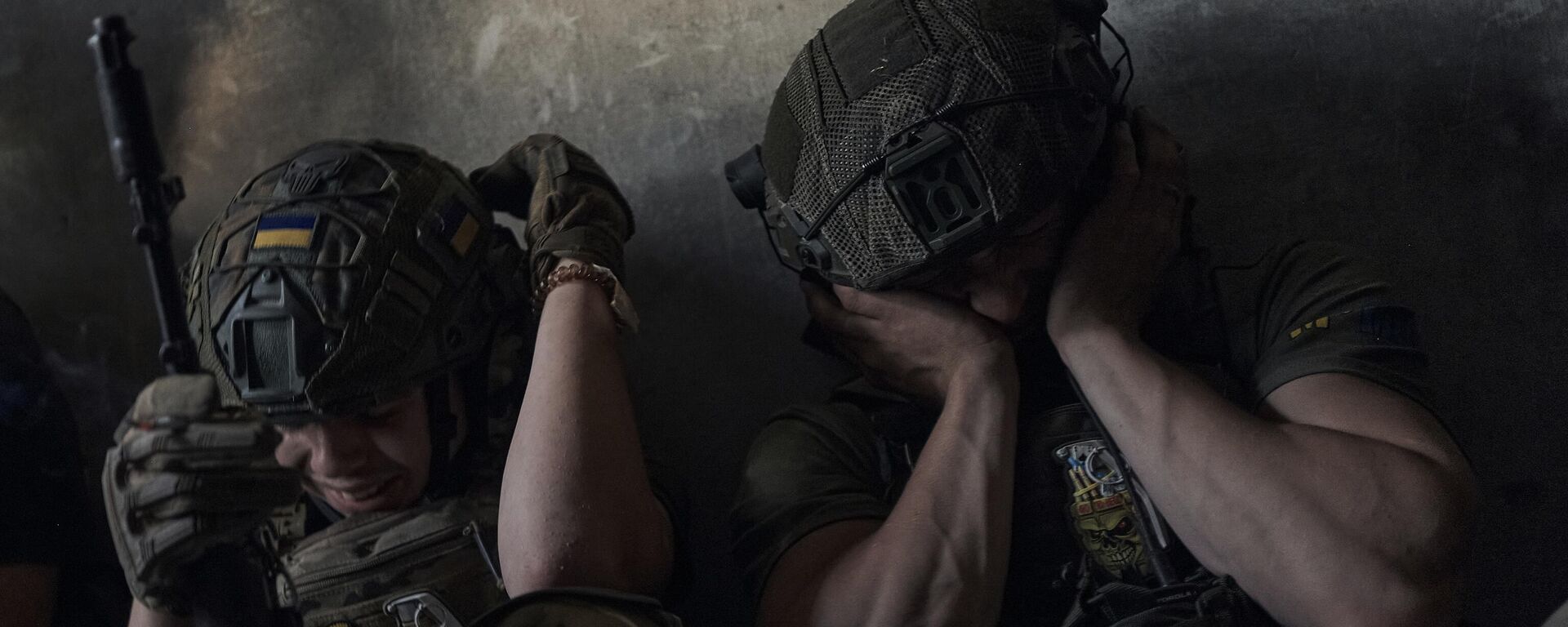 Ukrainian soldiers cover their ears to protect from the Russian tank shelling in a shelter on the frontline in the Zaporizhzhia region, Ukraine, Sunday, July 2, 2023 - Sputnik भारत, 1920, 22.03.2024