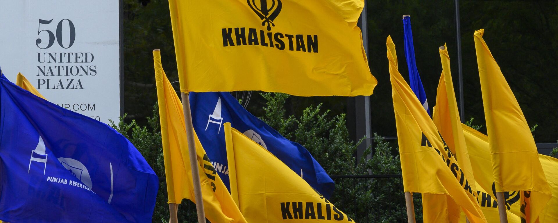 Khalistan flags fly as Sikhs for Justice hold a march and rally at the United Nations Headquarters on Indian Independence day, highlighting the human rights abuses of Sikhs in Punjab by Indian Prime Minister Narendra Modi's government August 15, 2019 in New York. - Sputnik India, 1920, 22.03.2024