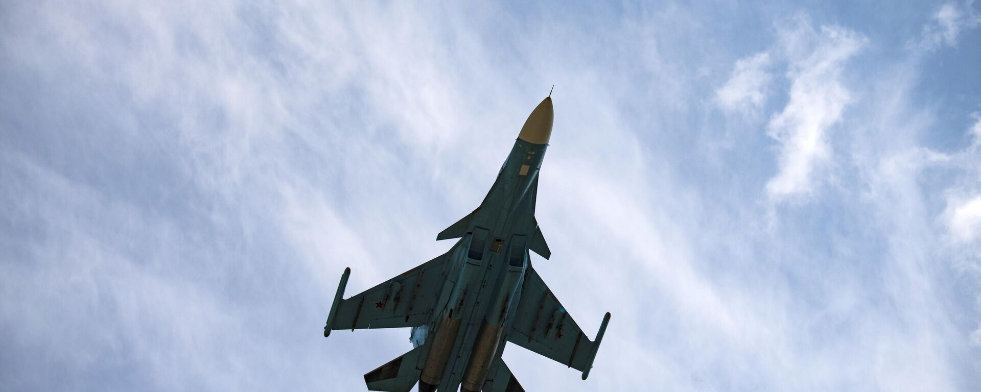 A Russian Sukhoi Su-34 fighter jet flies in the course of Russia's military operation in Ukraine, at the unknown location. - Sputnik भारत, 1920, 22.03.2024