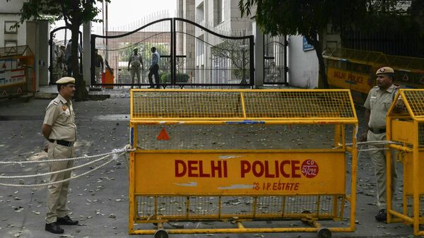 Policemen stand guard outside Rouse Avenue court during the hearing of Delhi chief minister and Aam Aadmi Party (AAP) leader Arvind Kejriwal following his arrest in a corruption probe, in New Delhi on March 22, 2024. - Sputnik India