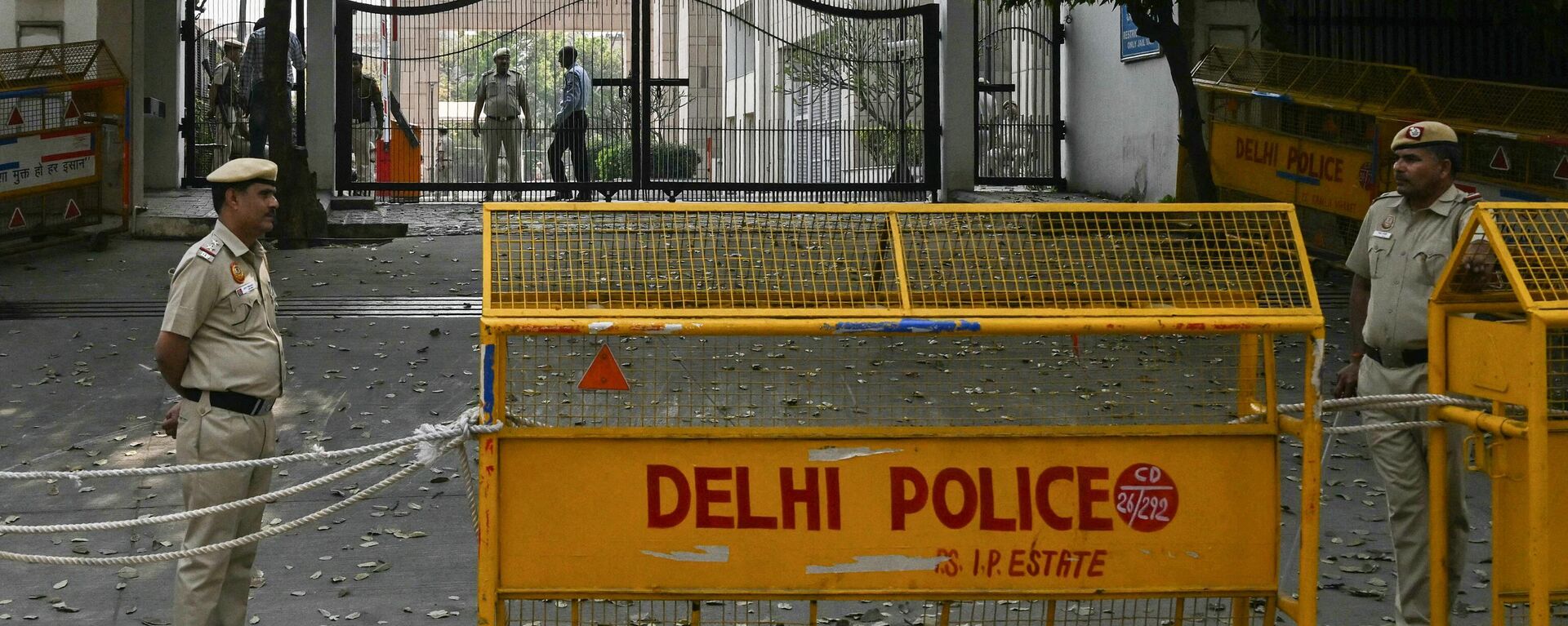 Policemen stand guard outside Rouse Avenue court during the hearing of Delhi chief minister and Aam Aadmi Party (AAP) leader Arvind Kejriwal following his arrest in a corruption probe, in New Delhi on March 22, 2024. - Sputnik India, 1920, 22.03.2024