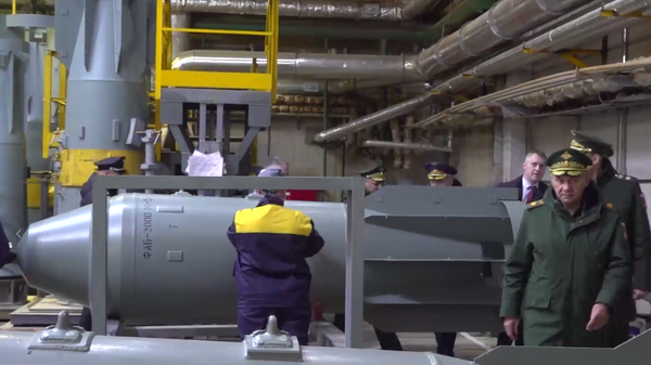A worker inspects a FAB-3000 three-ton bomb during an inspection of a military factory in Nizhny Novgorod. March 21, 2024. Screenshot of Russian Defense Ministry video. - Sputnik भारत