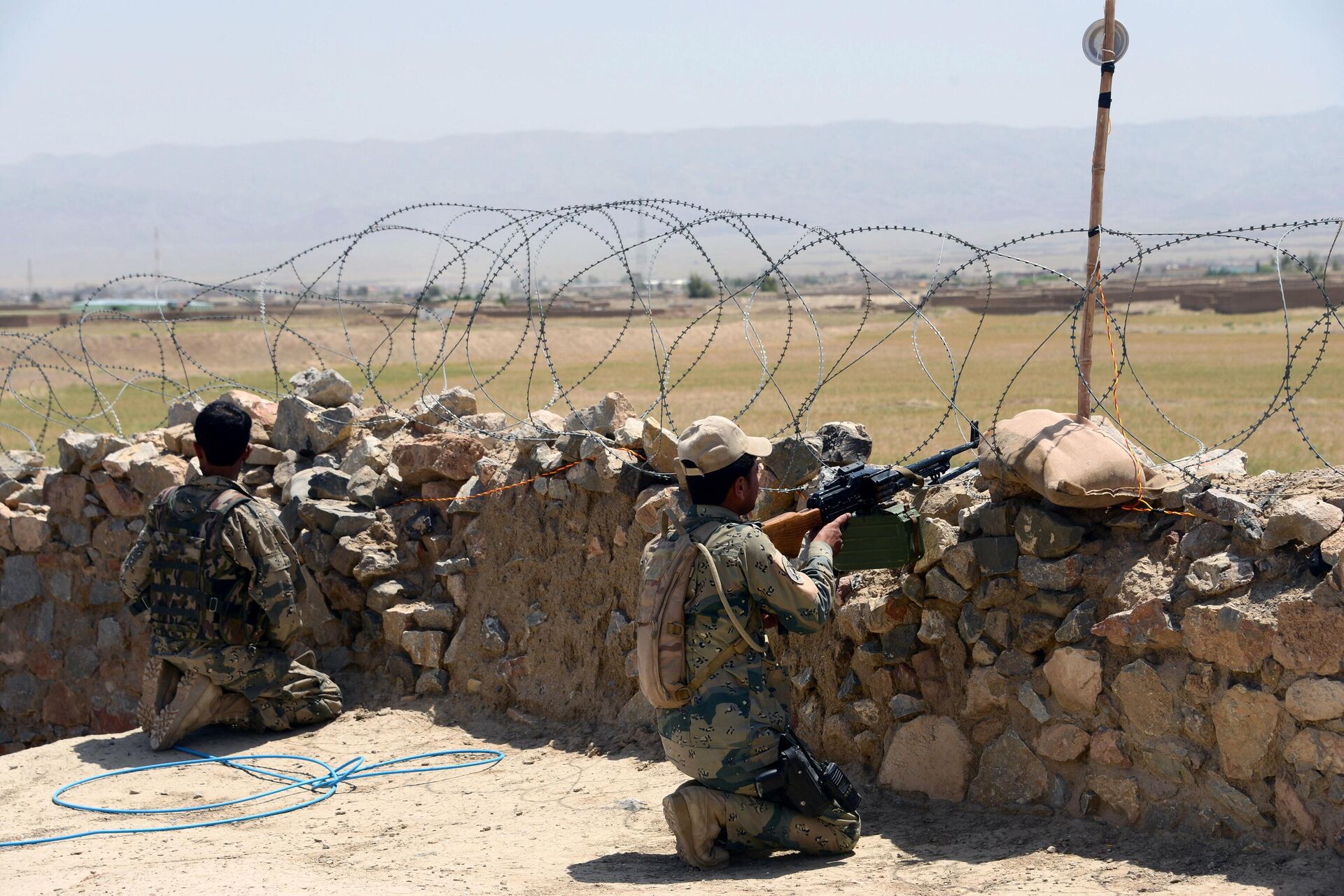 Afghan Border Police personnel keep watch during an ongoing battle between Pakistani and Afghan Border forces near the Durand line at Spin Boldak, in southern Kandahar province on May 5, 2017. Pakistani and Afghan officials have accused each other of killing civilians after gunfire erupted near a major border crossing where Pakistani census officials were carrying out a count, exacerbating tensions between the neighbours. (Photo by JAVED TANVEER / AFP) - Sputnik India, 1920, 23.03.2024