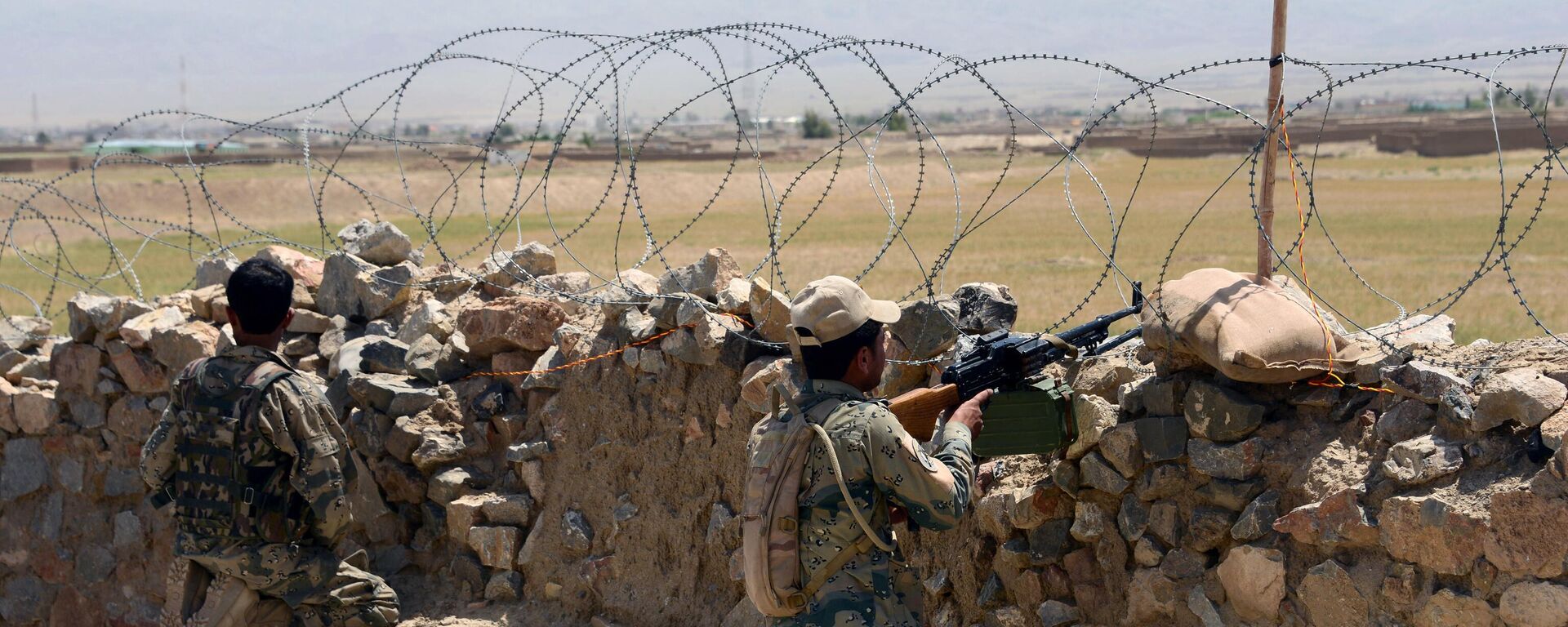Afghan Border Police personnel keep watch during an ongoing battle between Pakistani and Afghan Border forces near the Durand line at Spin Boldak, in southern Kandahar province on May 5, 2017. Pakistani and Afghan officials have accused each other of killing civilians after gunfire erupted near a major border crossing where Pakistani census officials were carrying out a count, exacerbating tensions between the neighbours. (Photo by JAVED TANVEER / AFP) - Sputnik India, 1920, 28.03.2024