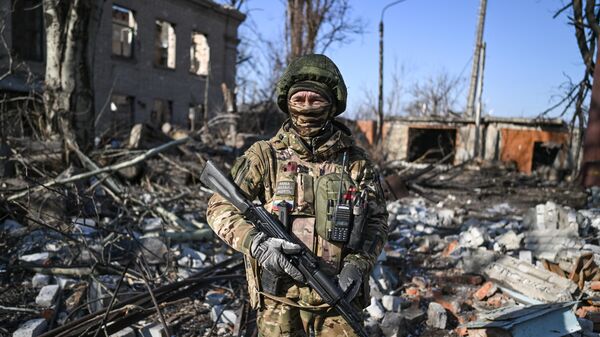 Russian soldier of the 55th motorised rifle brigade of the Central Military District patrols an area in Avdeyevka - Sputnik भारत