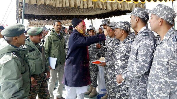 India's defence chief Rajnath Singh marked the festival of Holi on Sunday by joining soldiers in Leh  - Sputnik India