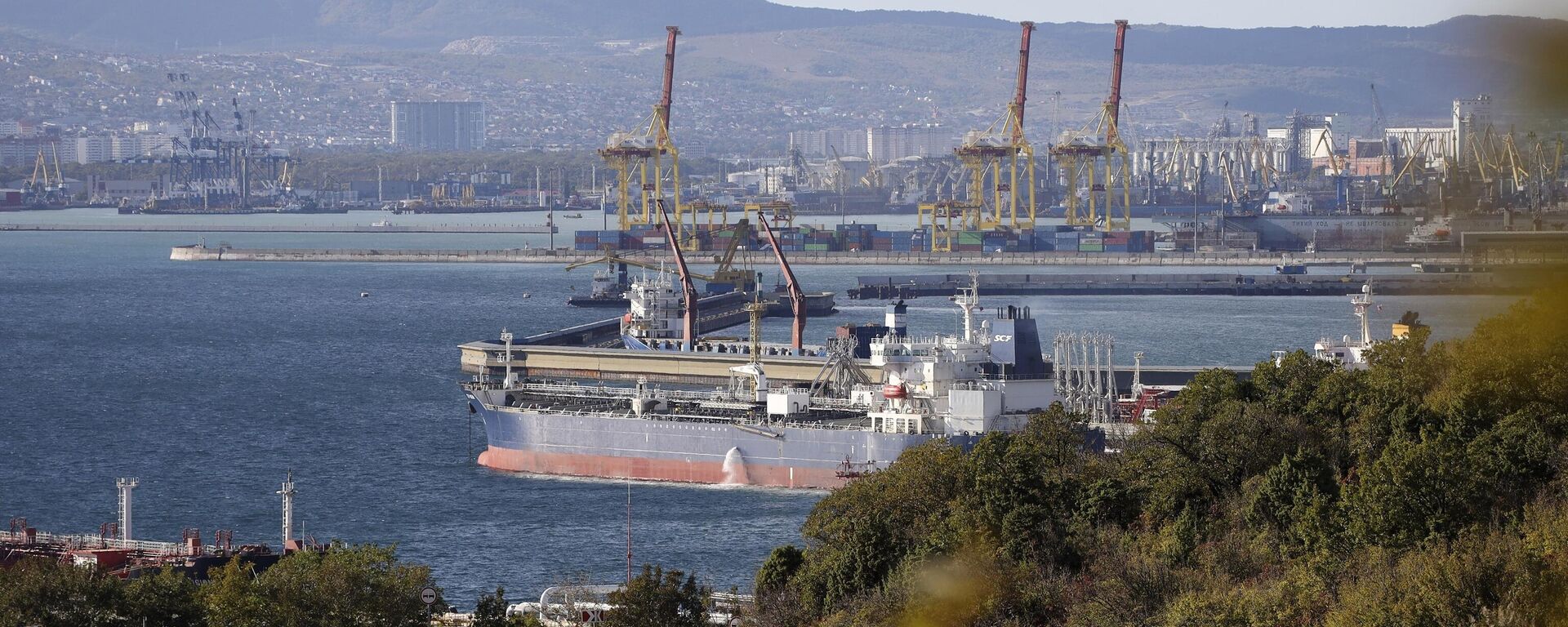 An oil tanker is moored at the Sheskharis complex, part of Chernomortransneft JSC, a subsidiary of Transneft PJSC, in Novorossiysk, Russia, on Oct. 11, 2022, one of the largest facilities for oil and petroleum products in southern Russia. - Sputnik भारत, 1920, 25.04.2024