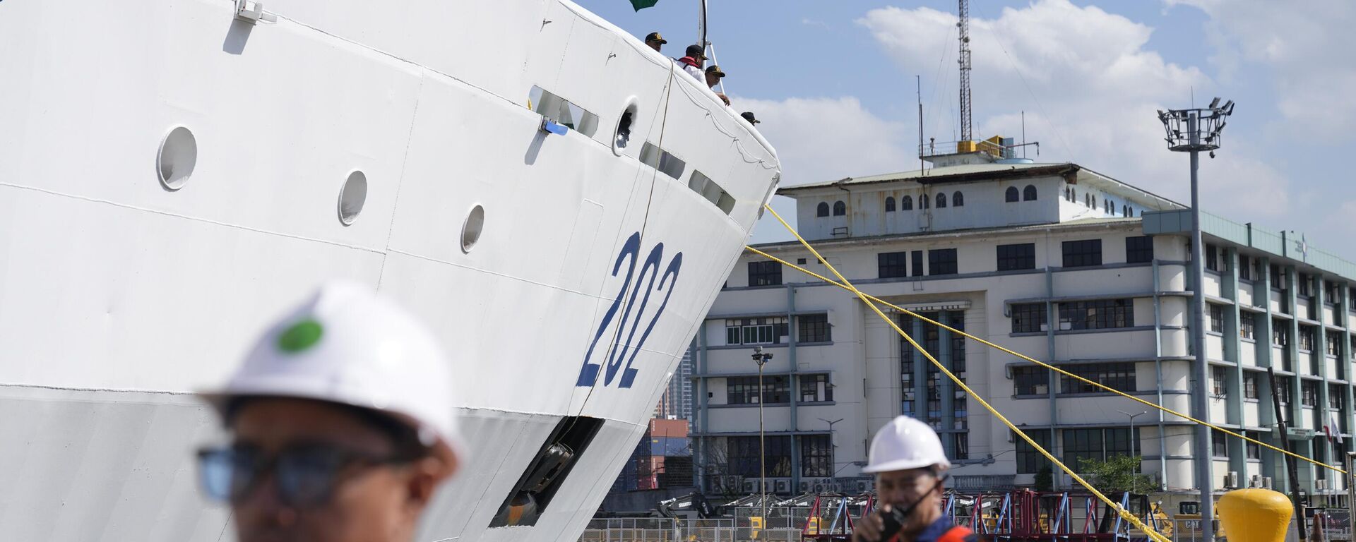Workers assist Indian Coast Guard Ship Samudra Paheredar as it arrives for a port call in Manila, Philippines on Monday, March 25, 2024. (AP Photo/Aaron Favila) - Sputnik India, 1920, 26.03.2024
