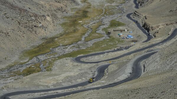 A vehicle moves on a snaky road in a remote area in Ladakh, India, Sunday, Sept. 18, 2022. - Sputnik भारत