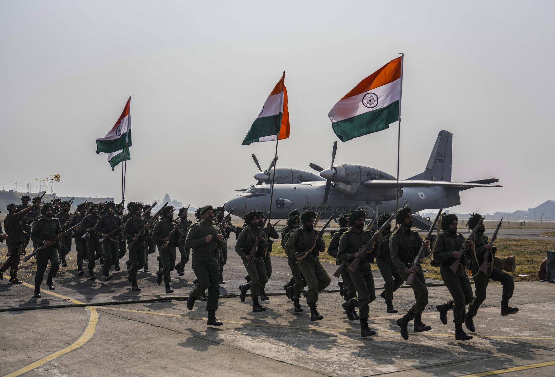 Indian paratroopers perform a re-enactment of the army landing in Srinagar in 1947, at the Indian Air Force Station on the outskirts of Srinagar, Indian controlled Kashmir, Thursday, Oct. 27, 2022. - Sputnik India, 1920, 30.07.2024