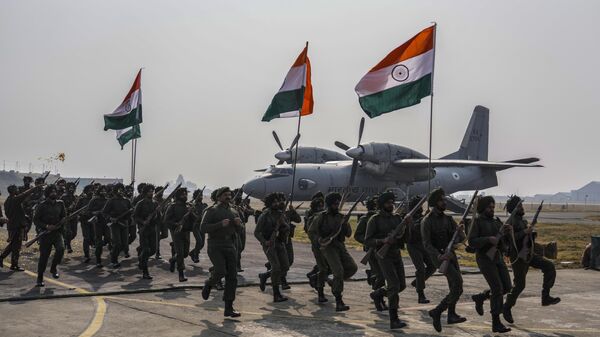 Indian paratroopers perform a re-enactment of the army landing in Srinagar in 1947, at the Indian Air Force Station on the outskirts of Srinagar, Indian controlled Kashmir, Thursday, Oct. 27, 2022. - Sputnik भारत