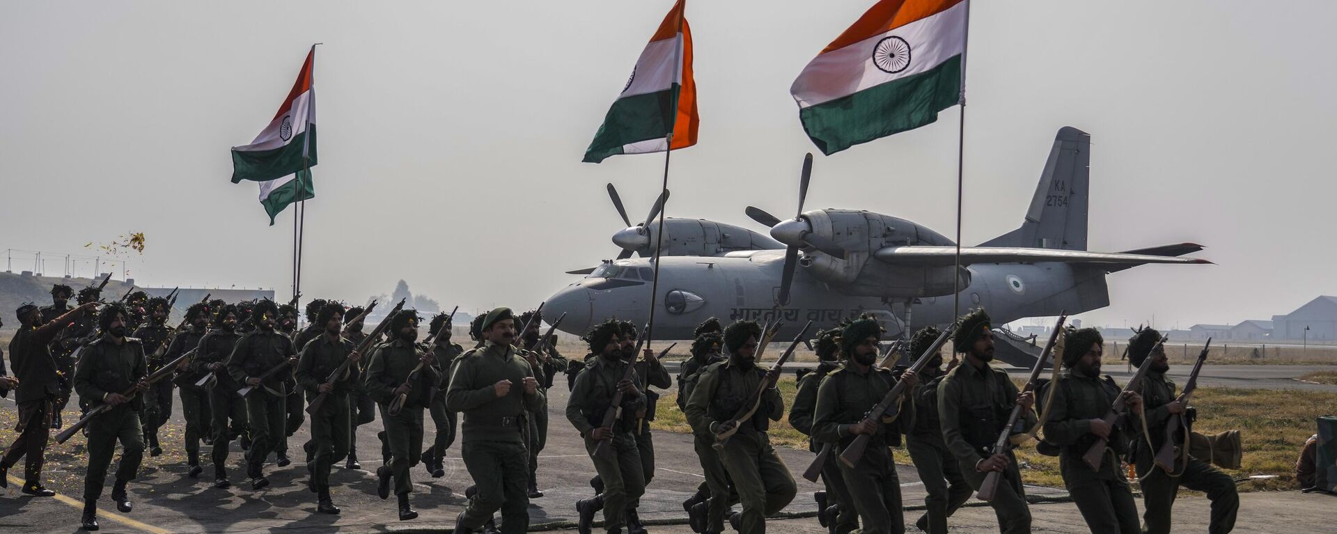 Indian paratroopers perform a re-enactment of the army landing in Srinagar in 1947, at the Indian Air Force Station on the outskirts of Srinagar, Indian controlled Kashmir, Thursday, Oct. 27, 2022. - Sputnik भारत, 1920, 06.06.2024