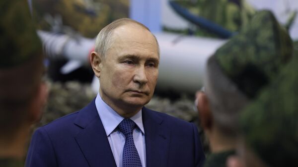 Russian President Vladimir Putin talks to military pilots as he visits the State Centre for Deployment and Retraining of Flight Personnel of the Russian Defence Ministry in Torzhok, Tver region, Russia. - Sputnik India