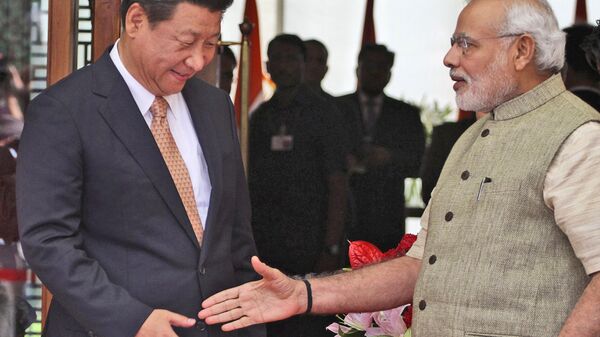Indian Prime Minister Narendra Modi welcomes Chinese President Xi Jinping upon the latter's arrival at a hotel in Ahmadabad, India, Wednesday, Sept. 17, 2014.  - Sputnik India