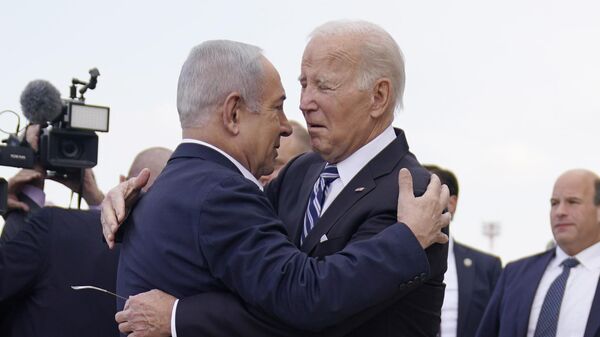 President Joe Biden is greeted by Israeli Prime Minister Benjamin Netanyahu after arriving at Ben Gurion International Airport, on Oct. 18, 2023, in Tel Aviv - Sputnik भारत