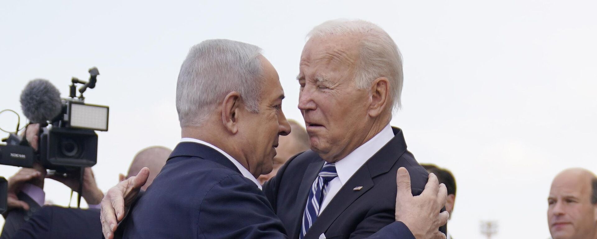 President Joe Biden is greeted by Israeli Prime Minister Benjamin Netanyahu after arriving at Ben Gurion International Airport, on Oct. 18, 2023, in Tel Aviv - Sputnik भारत, 1920, 29.03.2024