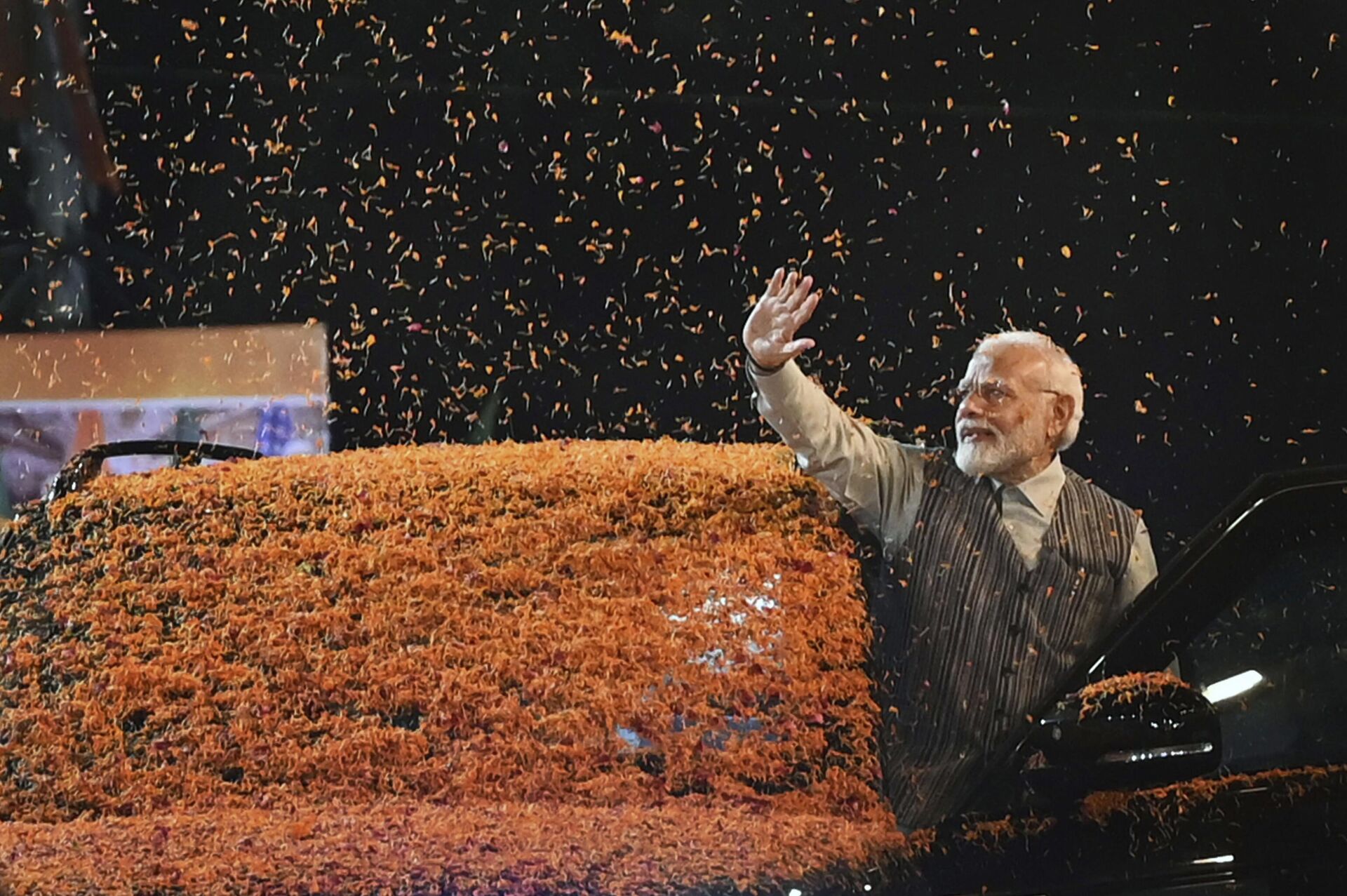 Indian Prime Minister Narendra Modi waves at the crowd as he arrives to attend the Central Election Committee meeting at the headquarters of the Bharatiya Janata Party in New Delhi, India, Wednesday, Sep. 13, 2023. - Sputnik India, 1920, 19.05.2024
