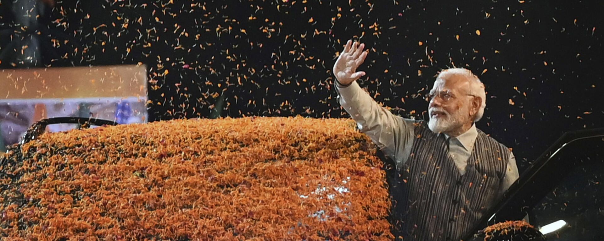 Indian Prime Minister Narendra Modi waves at the crowd as he arrives to attend the Central Election Committee meeting at the headquarters of the Bharatiya Janata Party in New Delhi, India, Wednesday, Sep. 13, 2023. - Sputnik भारत, 1920, 08.04.2024
