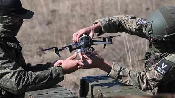 Russian servicemуn of the Central Military District take part in a training of operators of reconnaissance and attack drones - Sputnik भारत