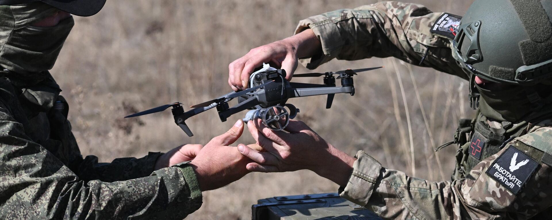 Russian servicemуn of the Central Military District take part in a training of operators of reconnaissance and attack drones - Sputnik भारत, 1920, 01.04.2024