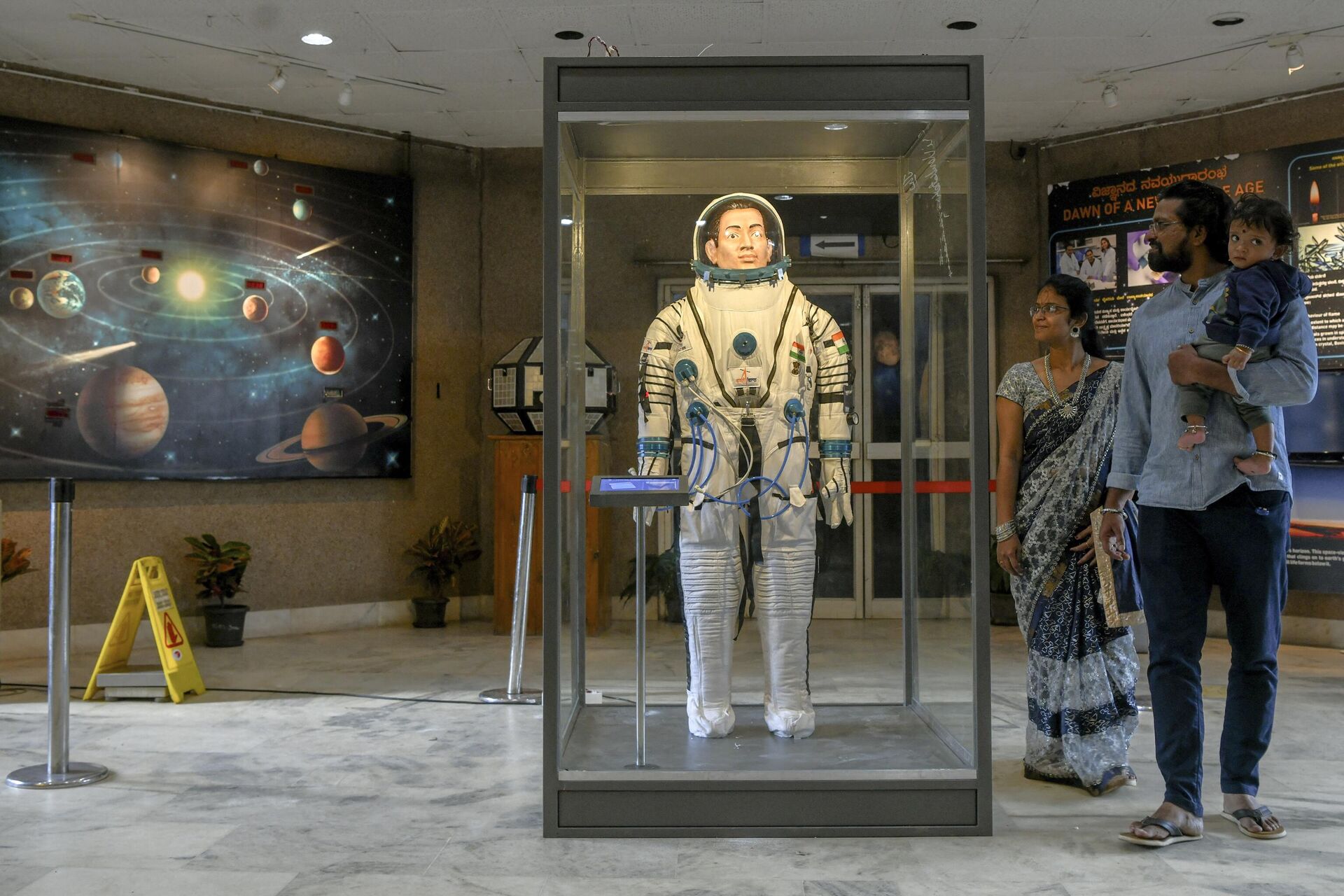 Visitors look at a model of Rakesh Sharma, India’s first astronaut displayed at the Human Space Flight Expo organised by the Indian Space Research Organisation (ISRO) at the Jawaharlal Nehru Planetarium in Bangalore on July 21, 2022. (Photo by Manjunath Kiran / AFP) - Sputnik India, 1920, 01.04.2024
