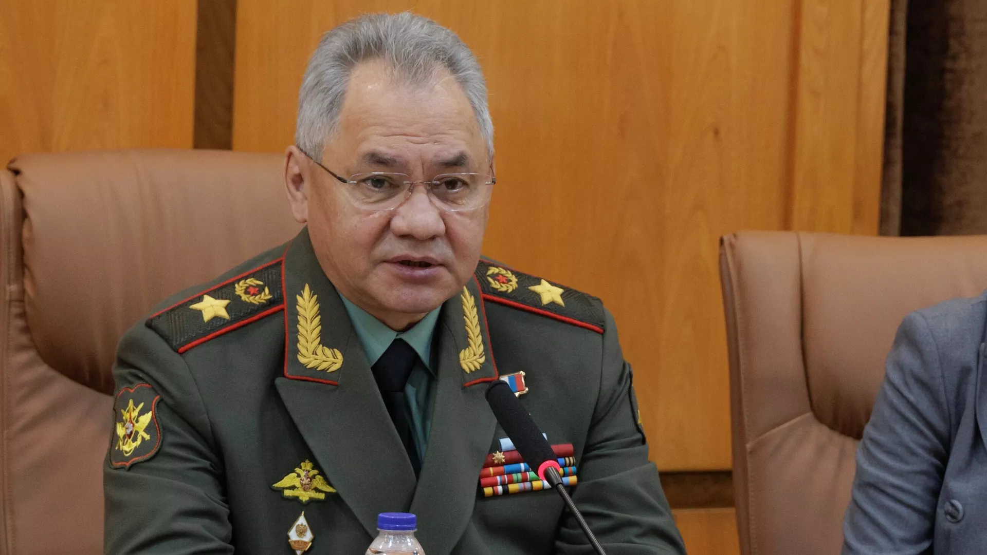 Министр обороны РФ Сергей Шойгу во время переговоров с министром обороны и поддержки вооруженных сил ИPИ, генералом Мохаммадом Резой Аштиани в Тегеране