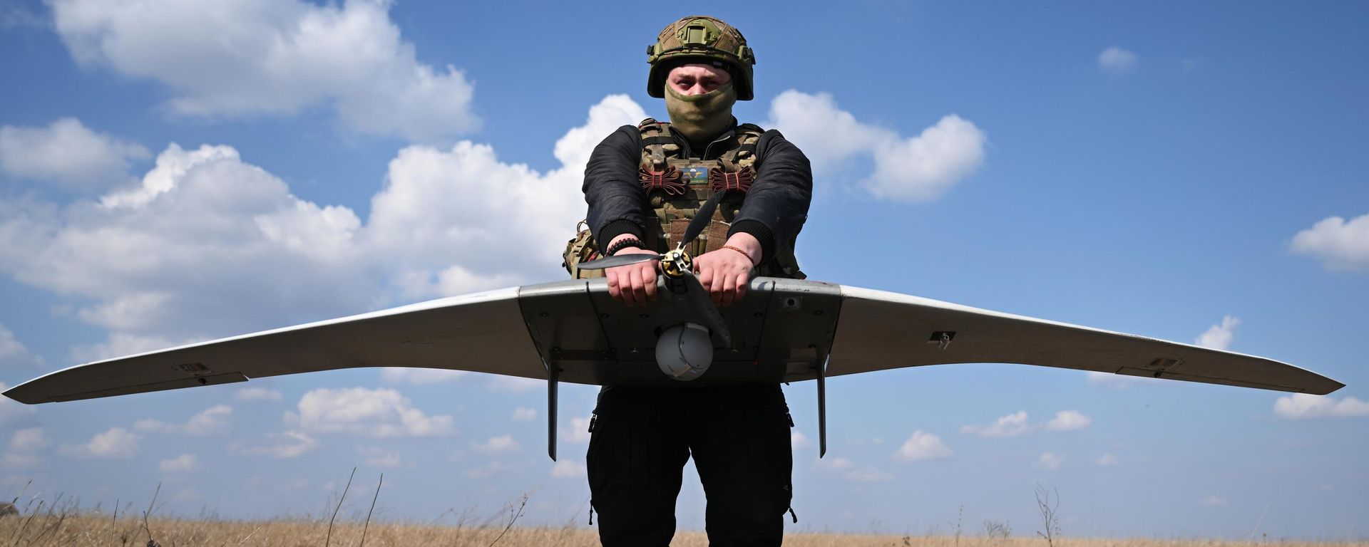A Russian soldier preparing a Supercam drone for launch - Sputnik भारत, 1920, 01.07.2026