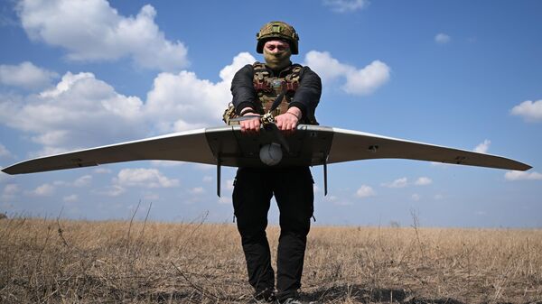 A Russian soldier preparing a Supercam drone for launch - Sputnik भारत