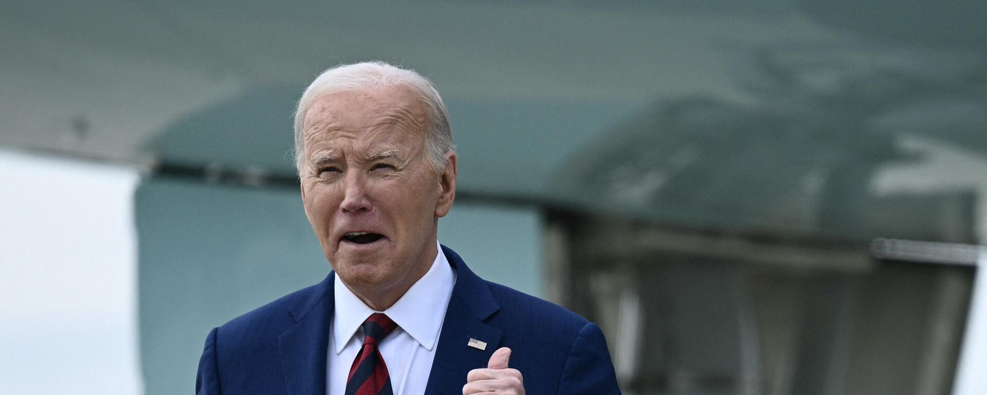 US President Joe Biden arrives at Raleigh-Durham International Airport in Raleigh, North Carolina, on March 26, 2024.  - Sputnik India, 1920, 02.07.2024