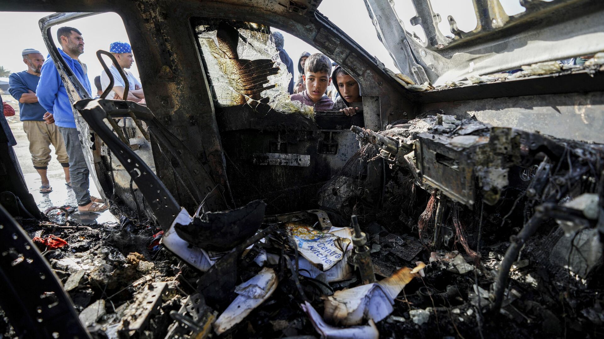 People inspect the site where World Central Kitchen workers were killed in Deir al-Balah, Gaza Strip, Tuesday, April 2, 2024. World Central Kitchen, an aid group, says an Israeli strike that hit its workers in Gaza killed at least seven people, including several foreigners. - Sputnik भारत, 1920, 10.05.2024