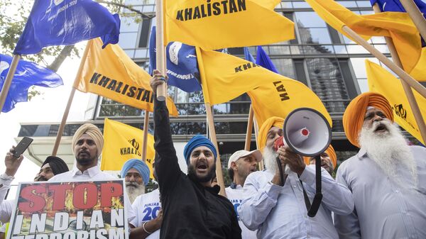 Kashmiris and pro Khalistan Sikhs demonstrate during a march and rally to protest Indian Prime Minister Narendra Modi's decision to strip Kashmir of its special status and the continuous occupation of Punjab, Thursday, Aug. 15, 2019, in New York. - Sputnik भारत