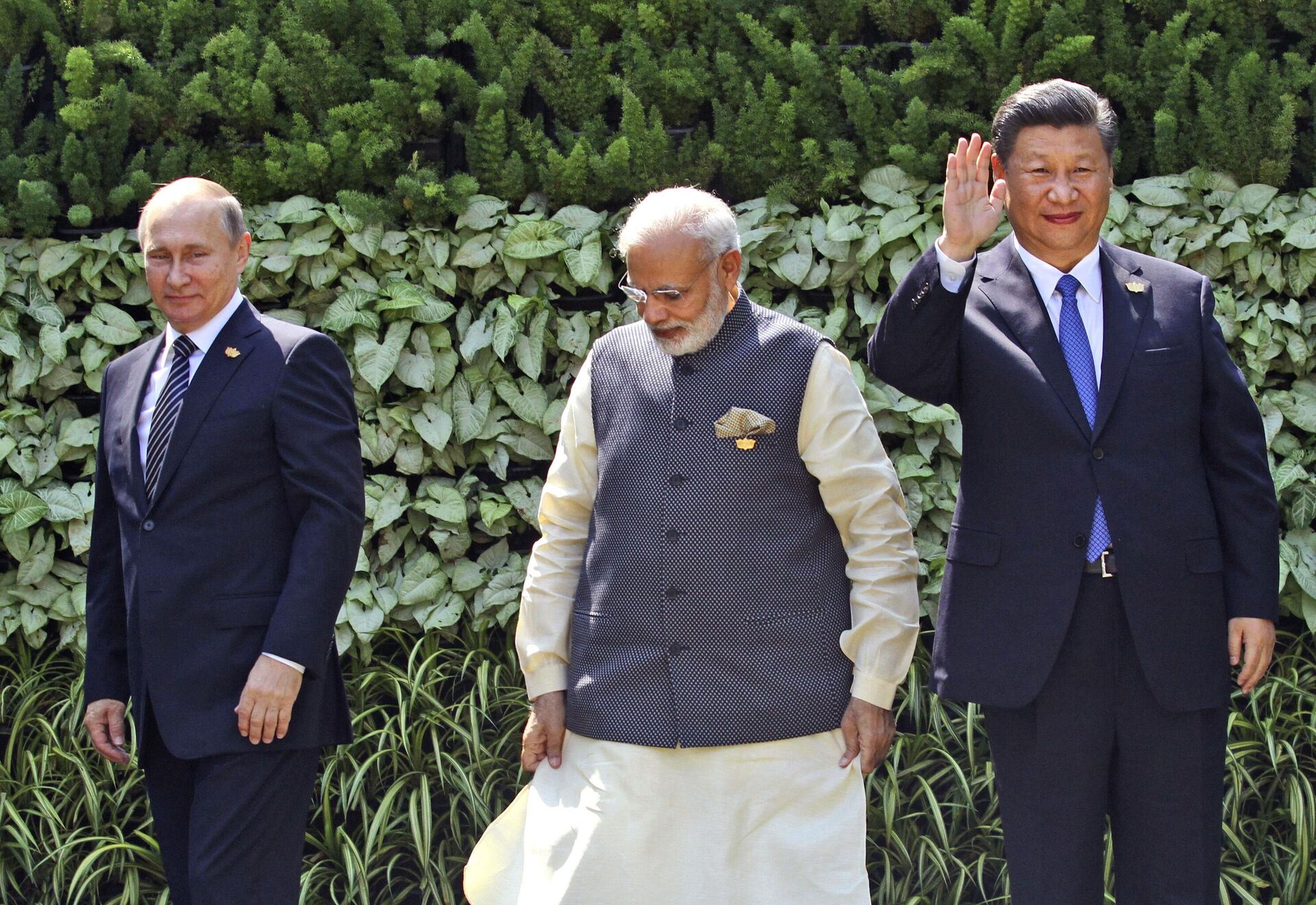 Russian President Vladimir Putin, Indian Prime Minister Narendra Modi, and Chinese President Xi Jinping stand at the start of the BRICS Summit in Goa, India, Oct. 16, 2016.  - Sputnik India, 1920, 05.07.2024